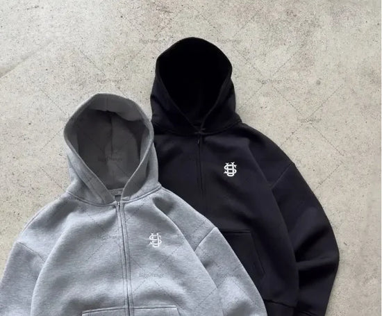 Conjunto masculino estilo Y2K, com bordado, visual street/gótico, modelagem solta e confortável. Perfeito para uso casual e looks de casal.